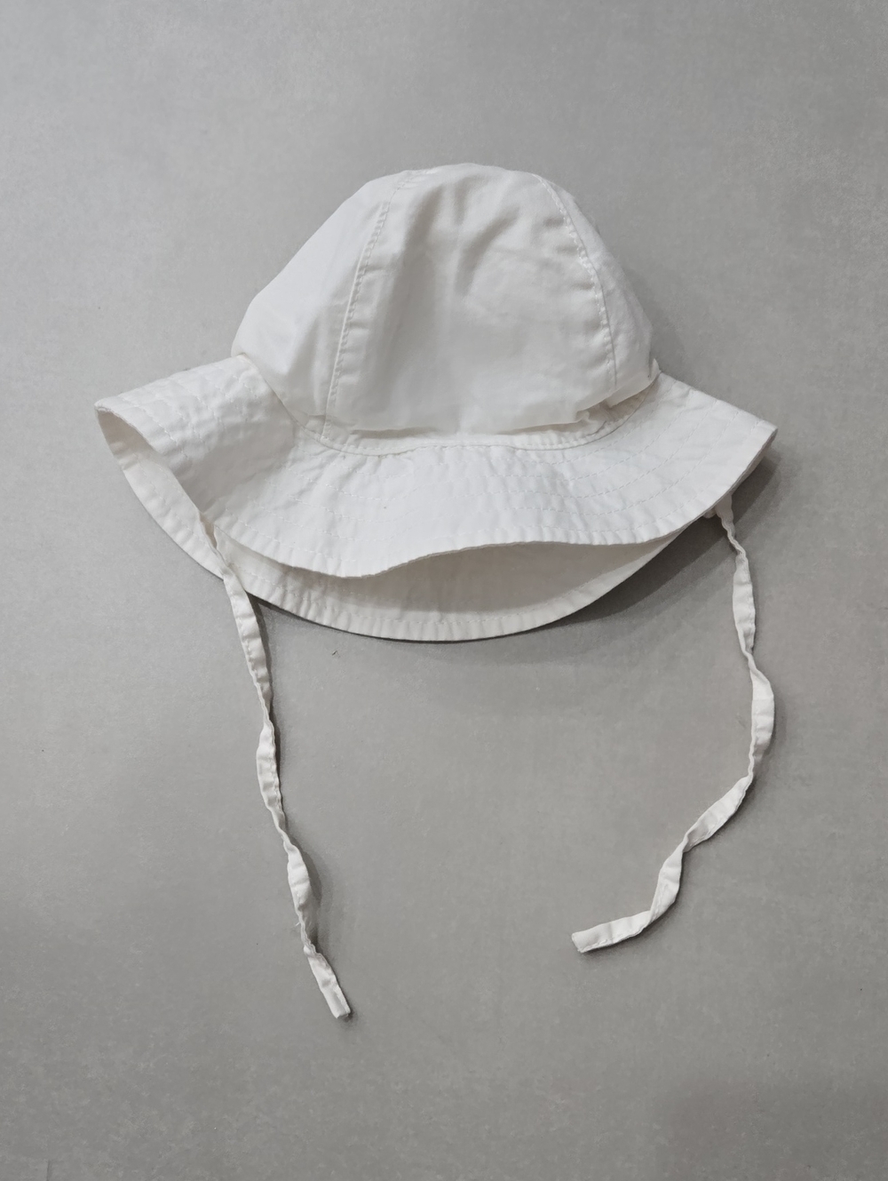 New H&M White Baby Sun Hat with Chin Ties Size 3-6M